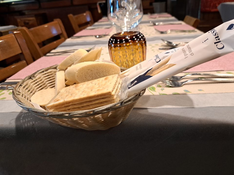 In Plastik verpacktes Tischbrot "Pane". Wegen Platzmangel auf Nachbartisch.
