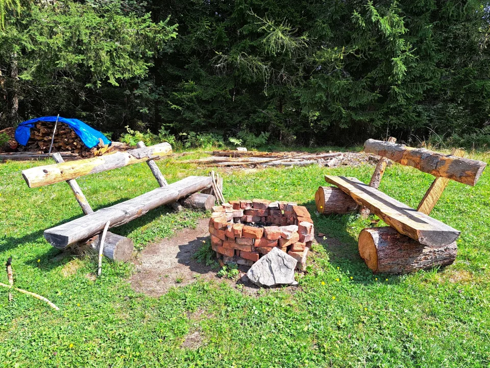 Feuerlager vor der Hütte