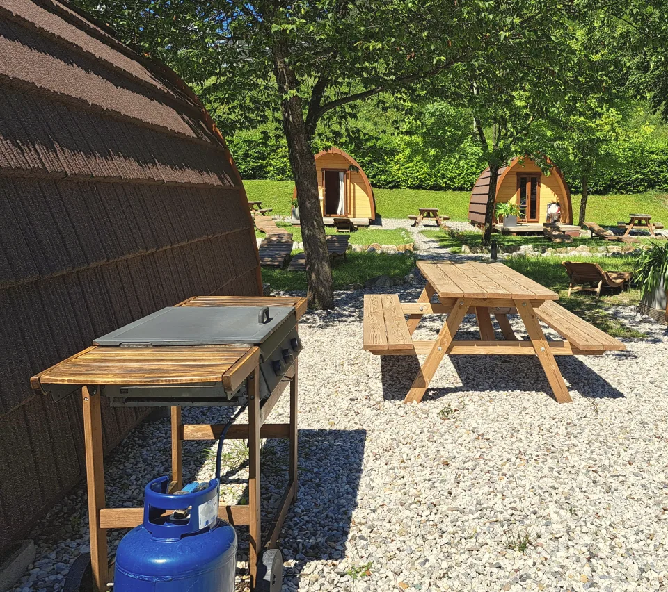 Grillplatz mit Gasgrill im Pod Village, Lago 3 Comuni Camping