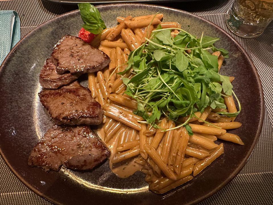 "Filetto di Manzo" - "Rinderfiletstreifen in rahmiger Pfeffersause, Rucola mit Penne" für 18,90 EUR