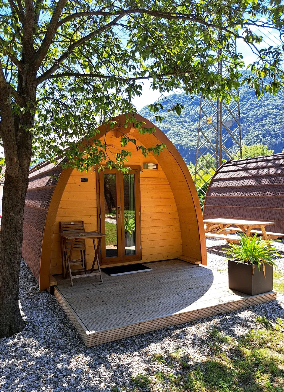 Fasshäuschen von außen, im Pod Village, Lago 3 Comuni Camping