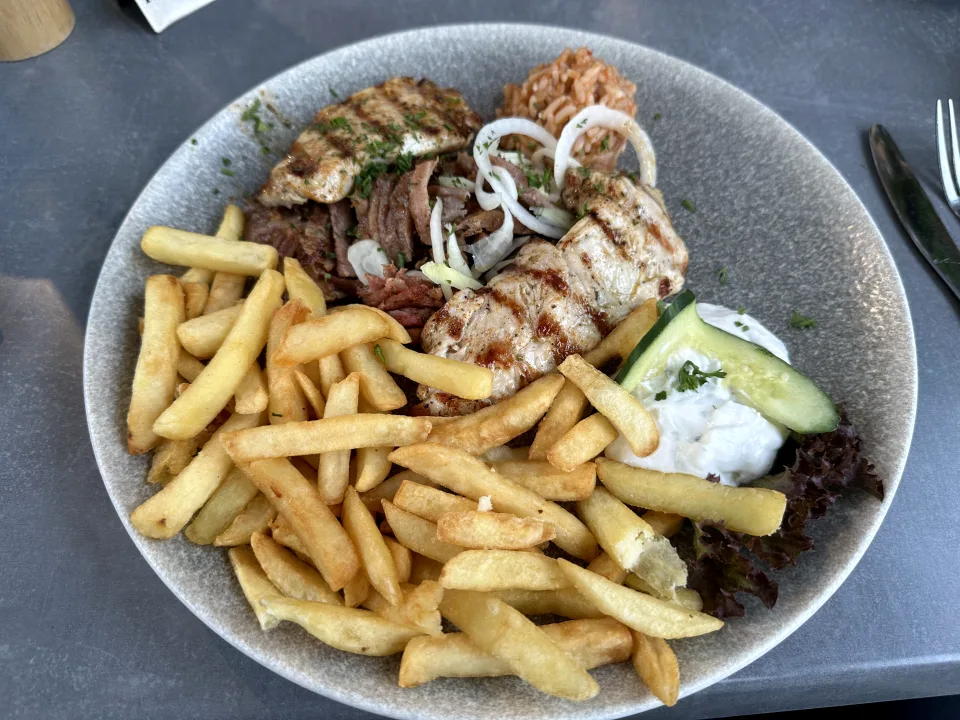 "Kefalonia Teller" für 15,80€ (inkl. gemischtem Salat)
