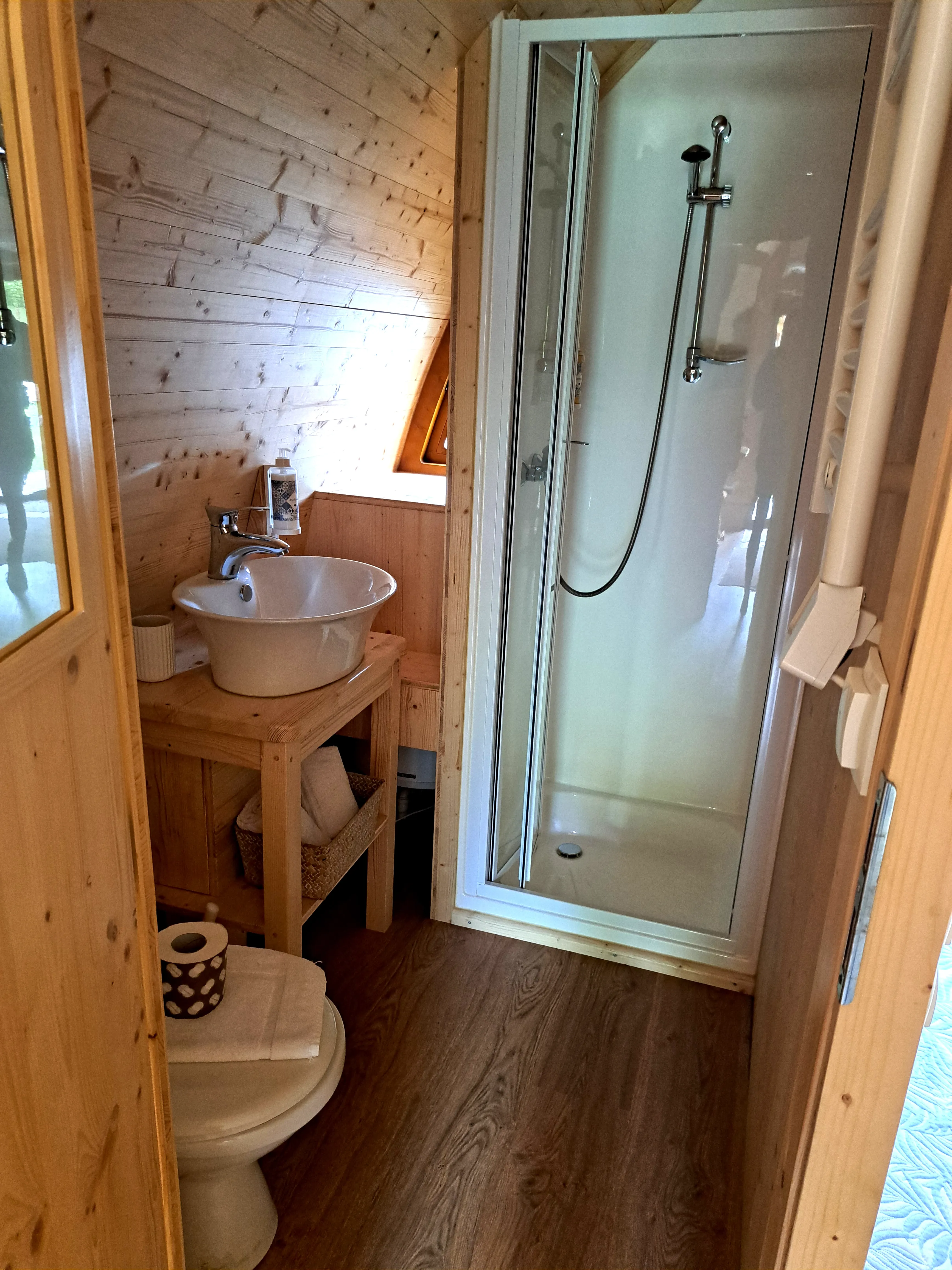 Badezimmer im Fasshäuschen, im Pod Village, Lago 3 Comuni Camping
