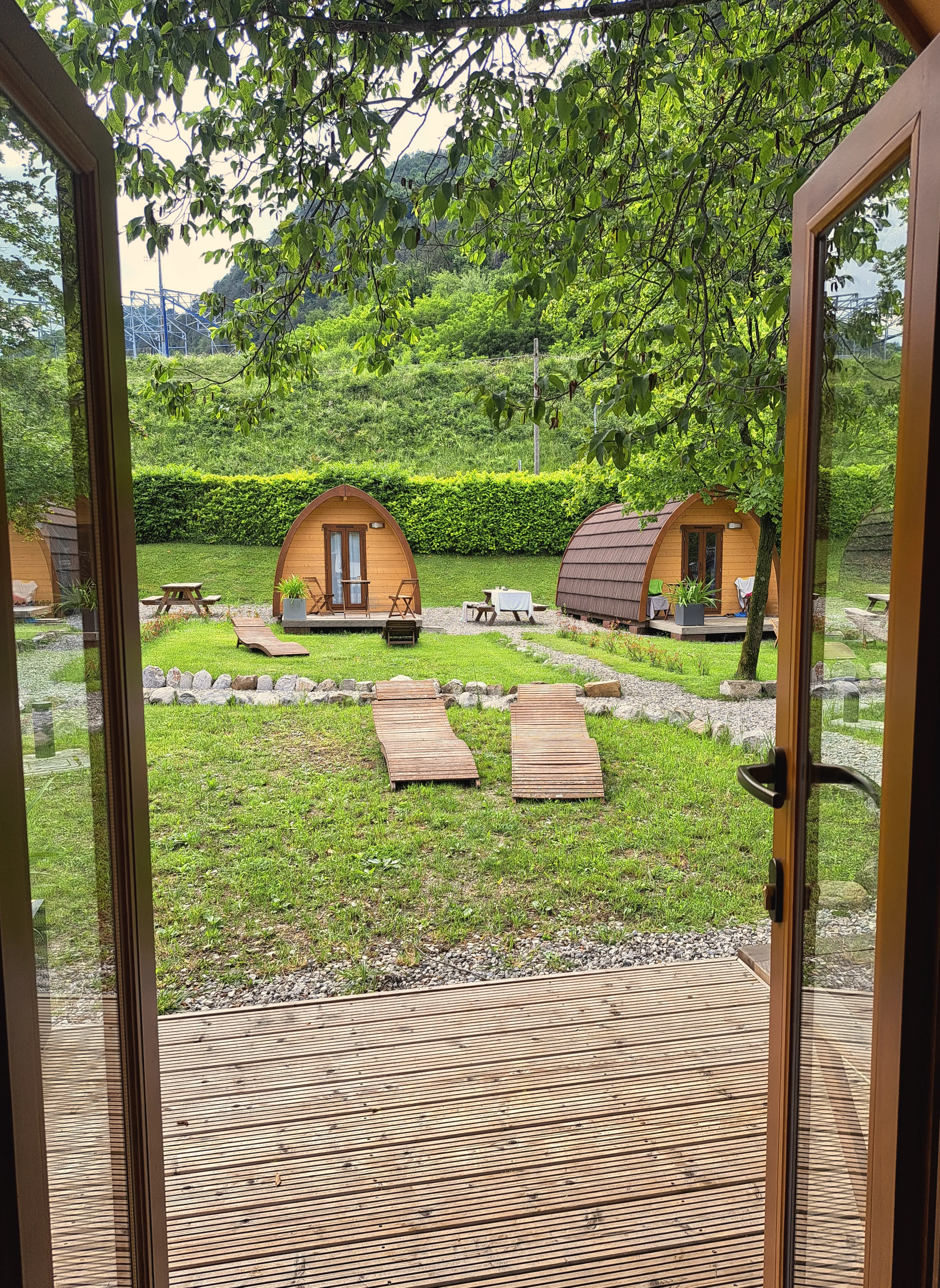 Blick nach draußen, im Pod Village, Lago 3 Comuni Camping