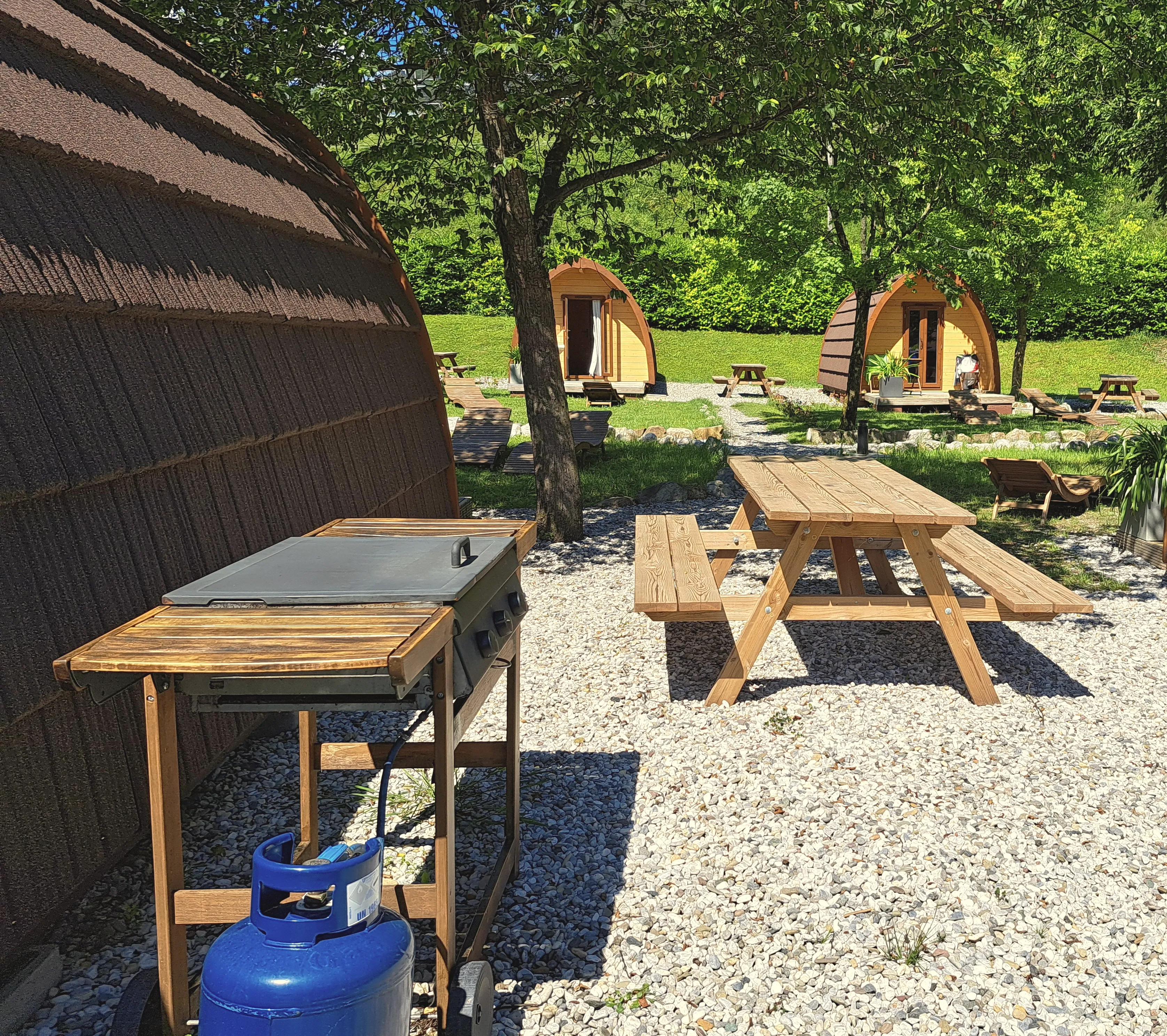 Grillplatz mit Gasgrill im Pod Village, Lago 3 Comuni Camping