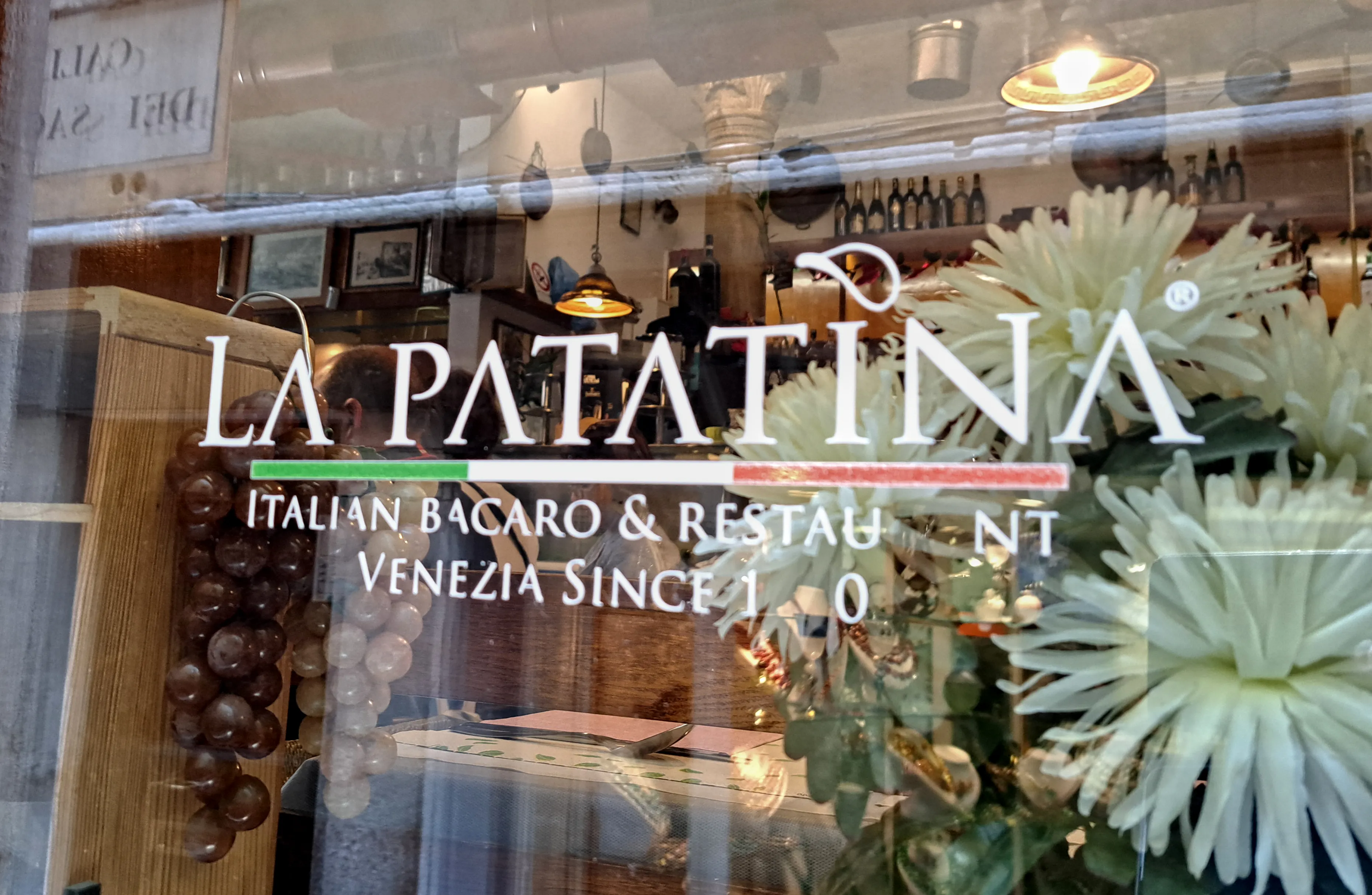 Fenster mit Restaurant Schriftzug