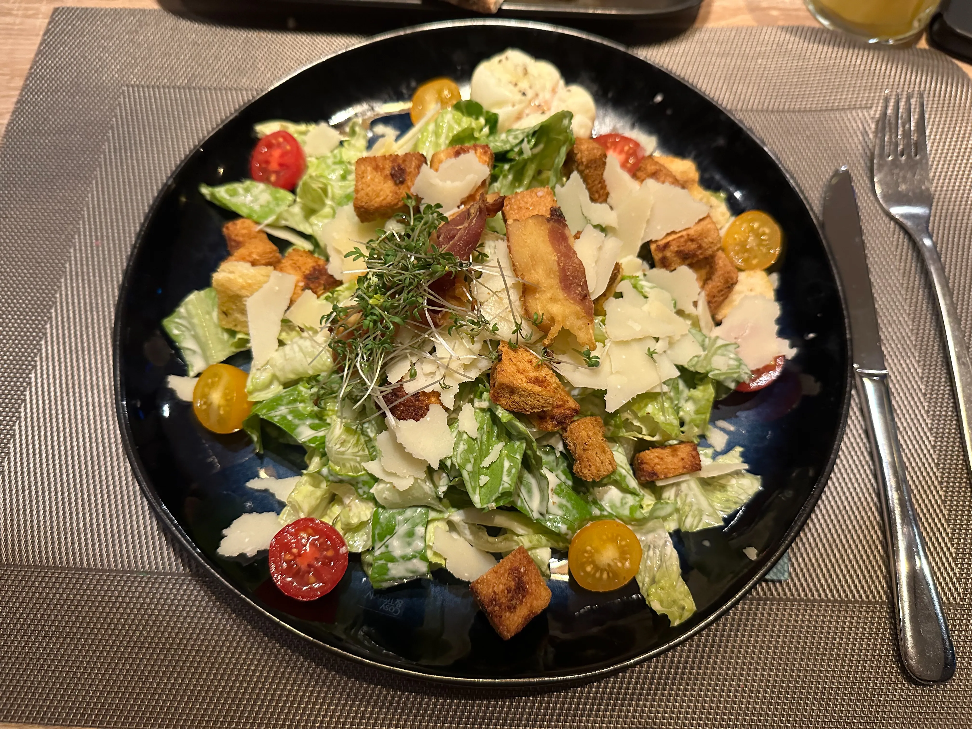 "Caesar's Salad" - "Romana-Salat, knuspriger Speck, Parmesan, Croûtons, pochiertes Ei und unser originales Caesardressing" für 13,90 EUR