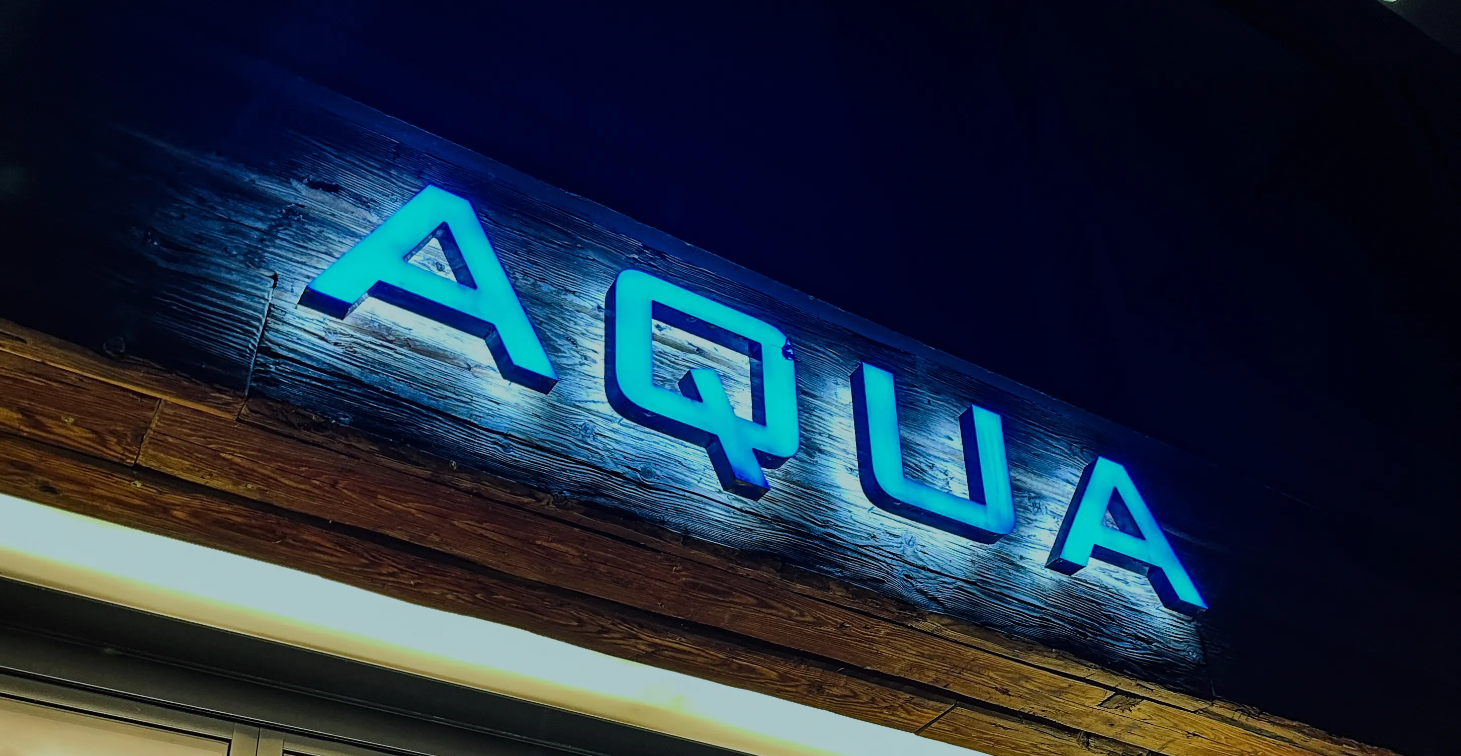Beleuchteter Schriftzug AQUA