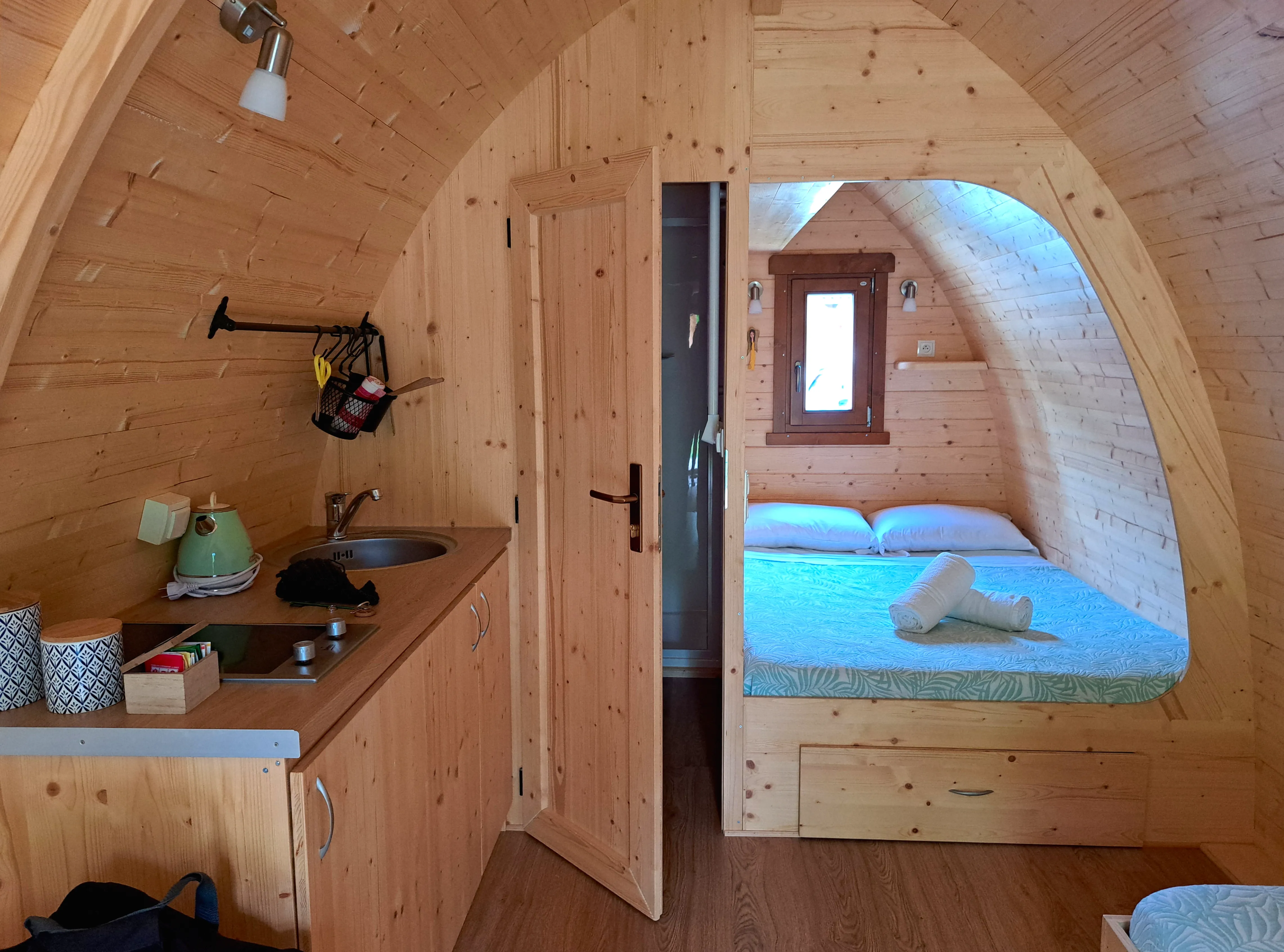 Fasshäuschen von innen, im Pod Village, Lago 3 Comuni Camping